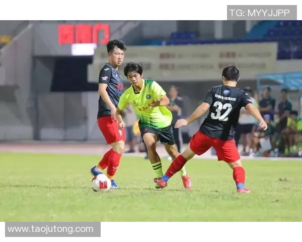 中国足球球星闪耀赛场精彩破门引爆全场激情