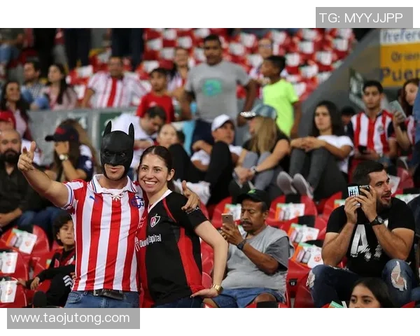 揭秘足球球星队服背后的秘密:球迷狂热与品牌联名的深度解读 揭秘足球球星队服背后的秘密:球迷狂热与品牌联名的深度解读