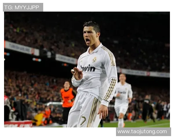 绿茵场上足球巨星经典进球后的庆祝瞬间全景展现